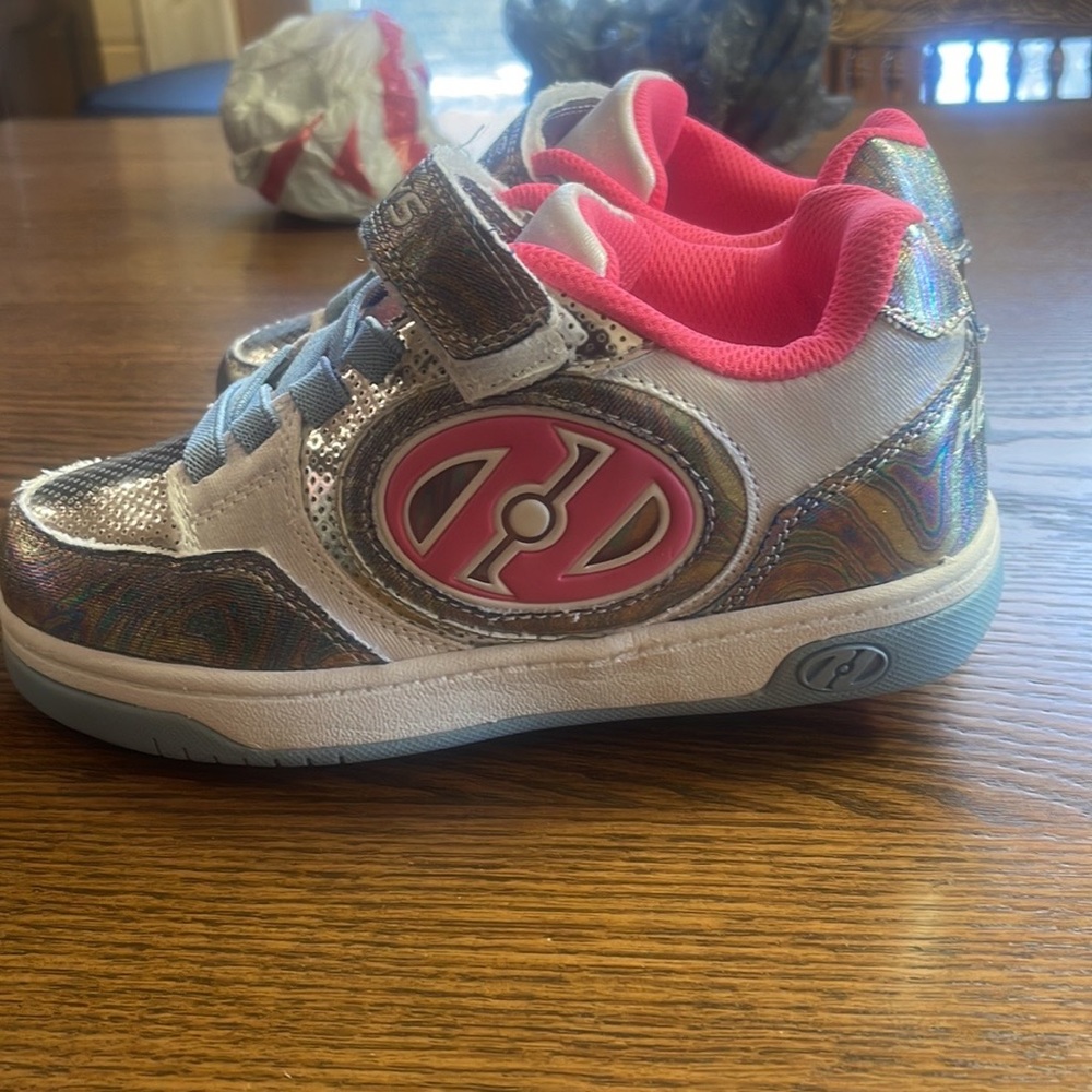 Heelys skating shoes. Girls Y3.